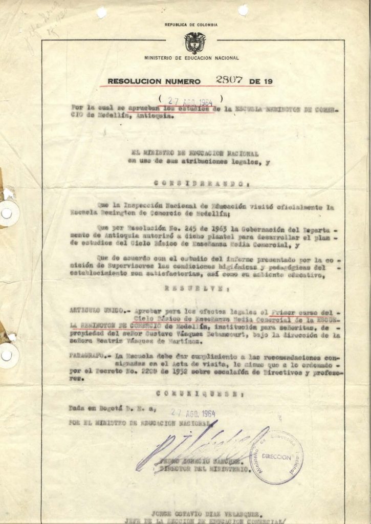 La Escuela obtiene la aprobación oficial de su bachillerato técnico comercial, requerida por el Decreto 2117 de agosto de 1962 (Resolución 2807 del 28 de agosto de 1964).