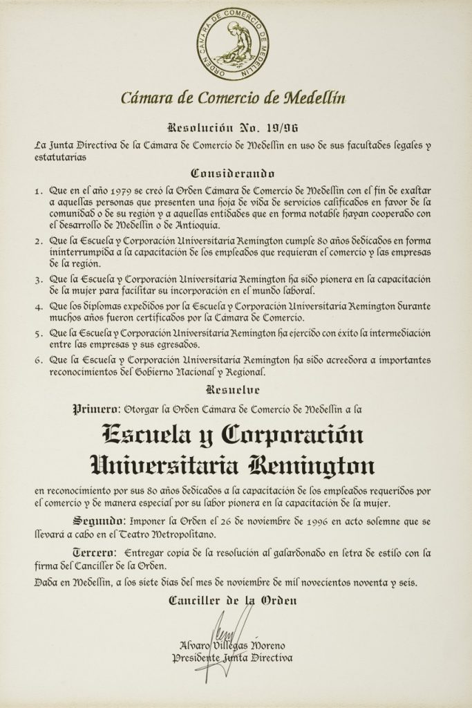 * Nace la Corporación Universitaria Remington avalada por la Resolución 2661 de 1996. Los miembros fundadores son los hermanos: Patricia, Jorge, Mario y Mauricio Vásquez Posada, además de su señora madre, Ligia Posada de Vásquez.