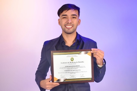 Docente y estudiante de Uniremington Galardonados con el premio “Manuel  Uribe Ángel” 2022 | Corporación Universitaria Remington