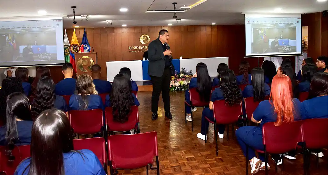 Decano - Imposición de insignias para iniciar internado médico