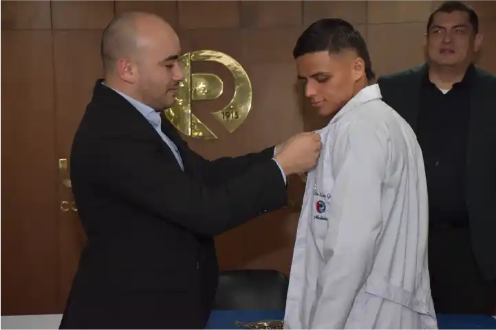 Estudiante Dos - Imposición de insignias para iniciar internado médico
