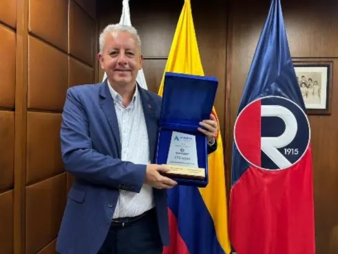 Rector de Uniremington con el galardón