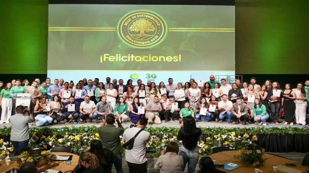 CORANTIOQUIA otorga “Sello de Sostenibilidad” a Uniremington y a su Clínica Veterinaria