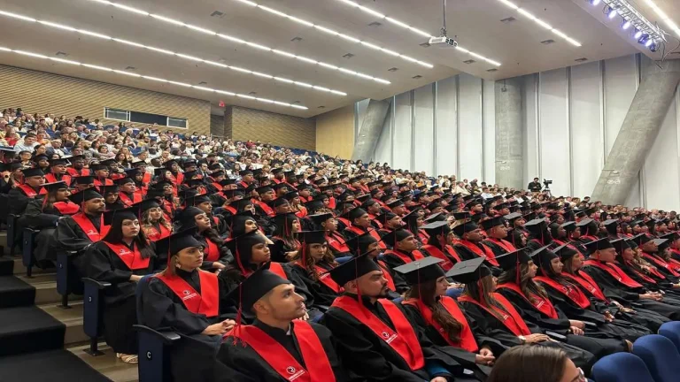 Nueva cohorte de profesionales y especialistas se gradúan en Uniremington