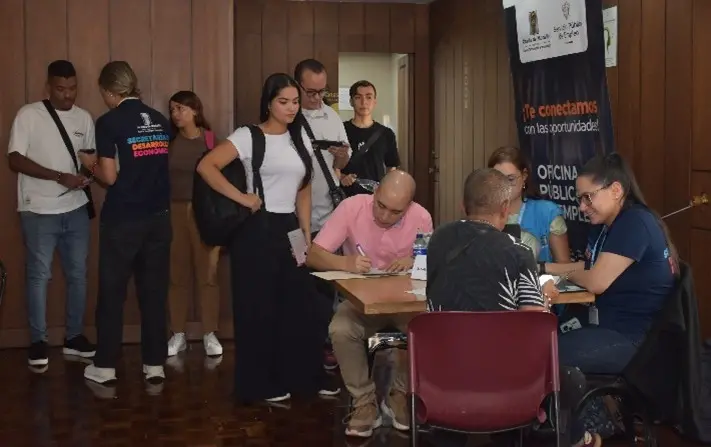 Estudiantes y egresados manifiestan acogida a esta feria