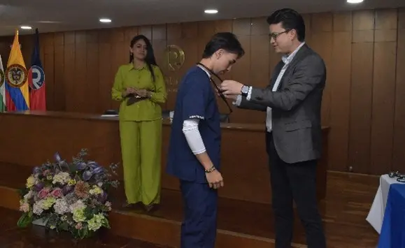 El fonendoscopio como símbolo de transición de la teoría a la práctica