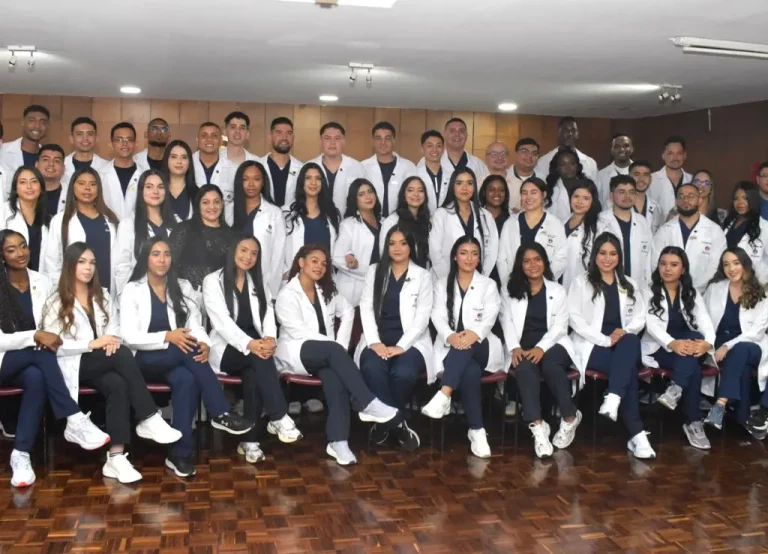 Estudiantes de medicina reciben la investidura de Batas Blancas