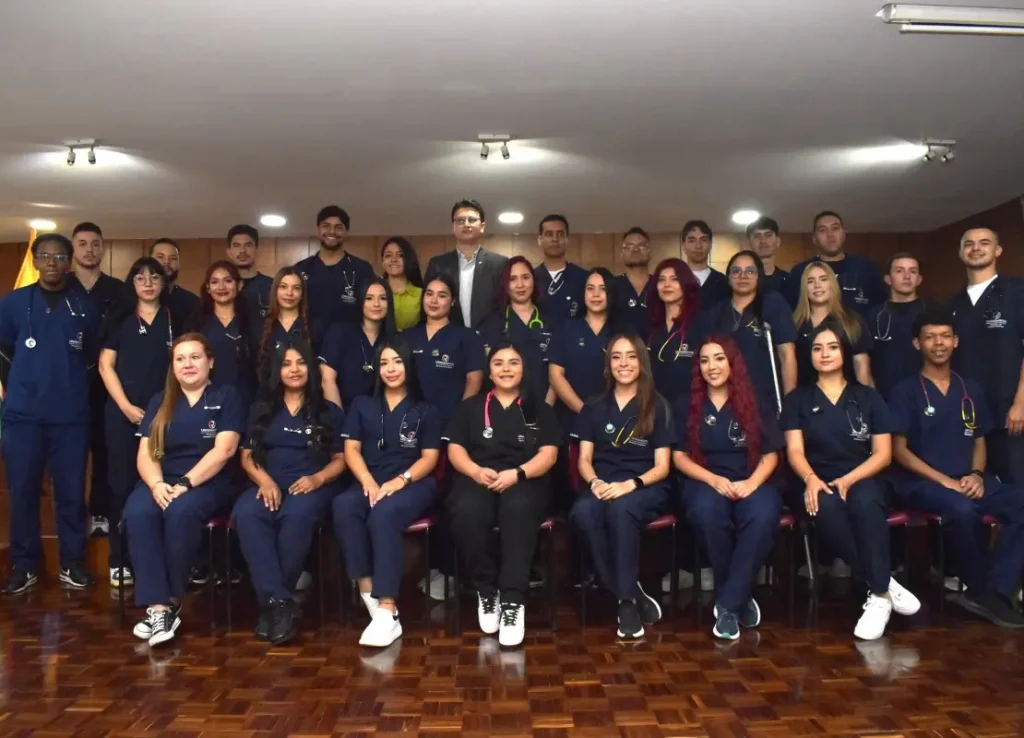 Imposición de fonendoscopios a futuros profesionales de la medicina