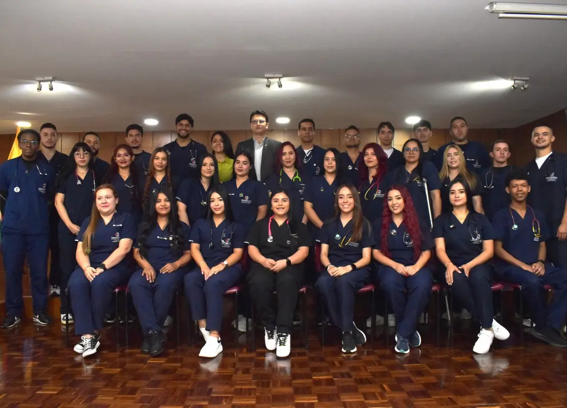 Imposición de fonendoscopios a futuros profesionales de la medicina
