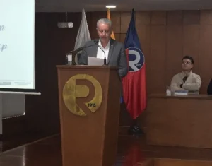 Entrega de menciones a estudiantes meritorios