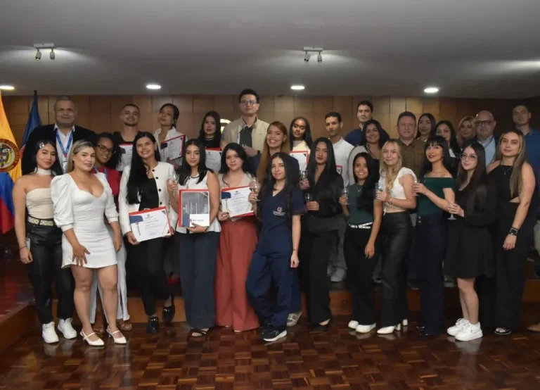 Menciones y matrículas de honor entregadas a estudiantes por su mérito académico