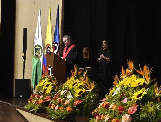 Graduados con compromiso, esperanza y nuevos desafíos Graduados con compromiso, esperanza y nuevos desafíos