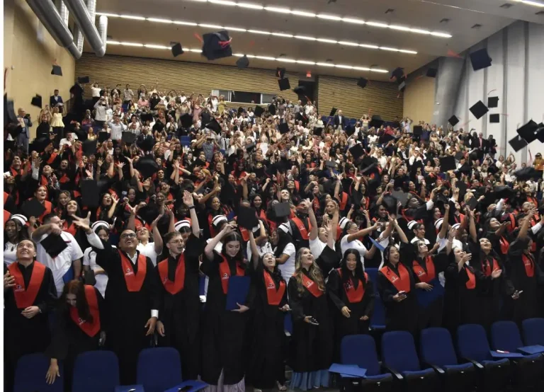 Nuevos profesionales y especialistas egresan de Uniremington al servicio de la sociedad