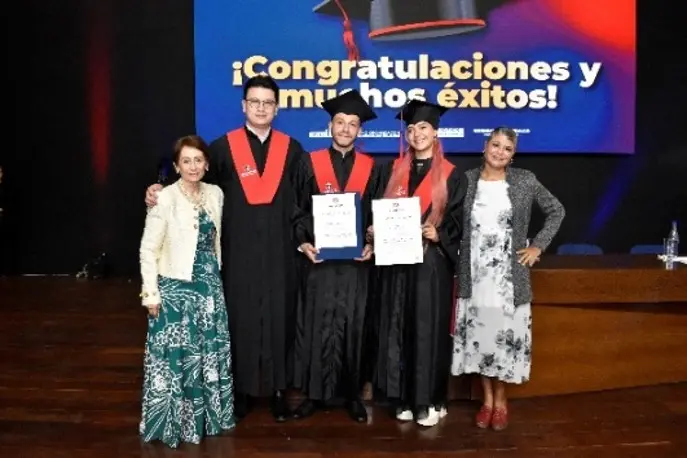 Primeras cohortes de egresados de varias especializaciones Primeras cohortes de egresados de varias especializaciones