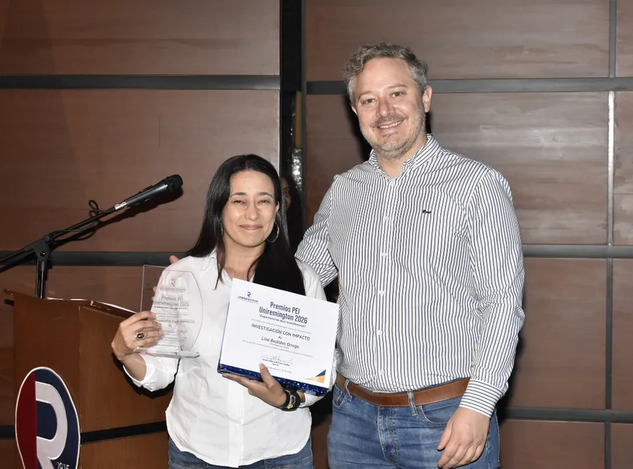 Lina María Bastidas Orrego recibe el premio PEI Uniremington en la categoría Investigación con impacto