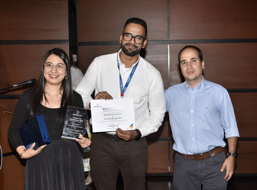 Luis Carlos Sánchez y equipo reciben el premio PEI Uniremington en la categoría Vocación de servicio