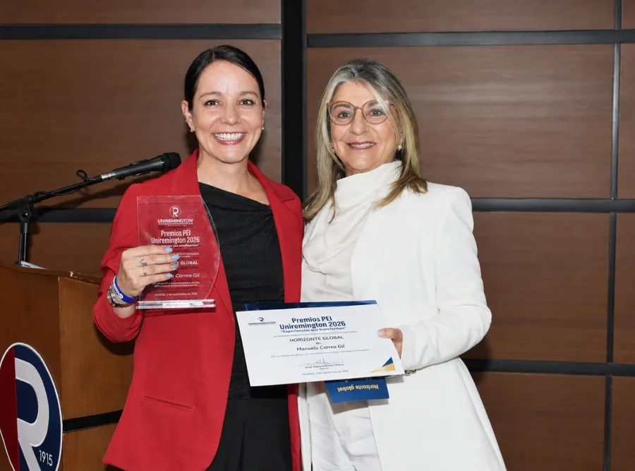 Manuela Correa Gil recibe el premio PEI Uniremington en la categoría Horizonte global