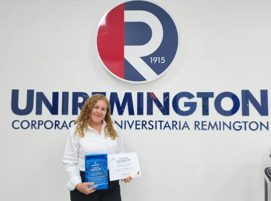Narly del Carmen Pérez Cabrales recibe el premio PEI Uniremington en la categoría Docencia que inspira
