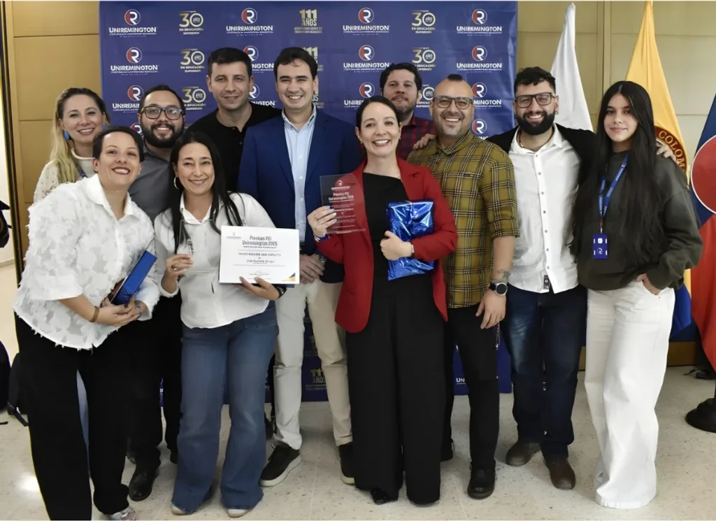 Equipo ganador de los Premios PEI Uniremington 2026 Grupo de profesores ganadores de los Premios PEI Uniremington 2026 posan con sus reconocimientos