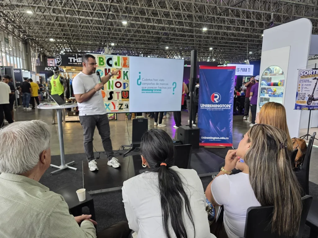 Conferencia de Uniremington en la Feria EFFIX 2026 Docente de Uniremington en una conferencia sobre marcas durante la Feria EFFIX 2026