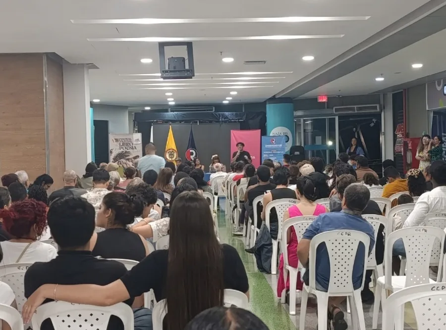Asistentes al Uniremington Fest durante la feria del libro y la poesía en la sede Apartadó