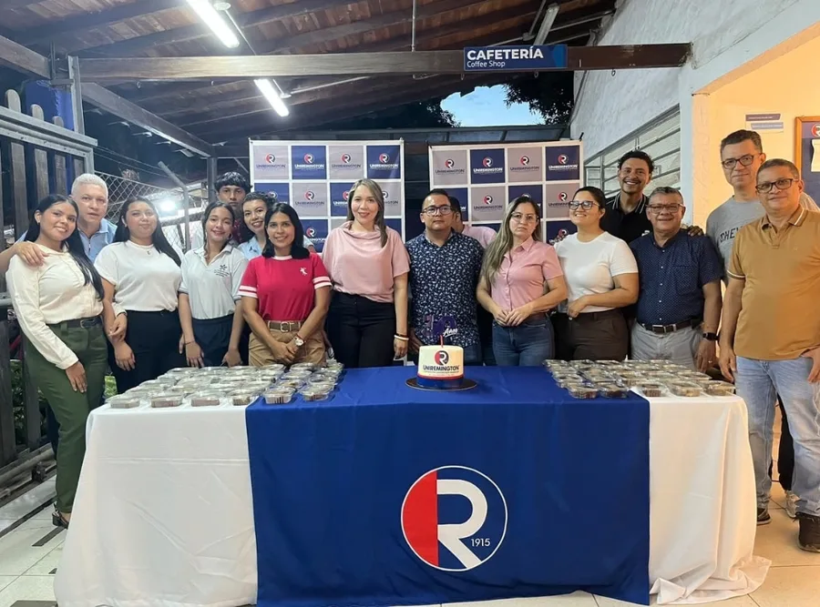 Comunidad educativa de Uniremington Caucasia celebrando el aniversario institucional