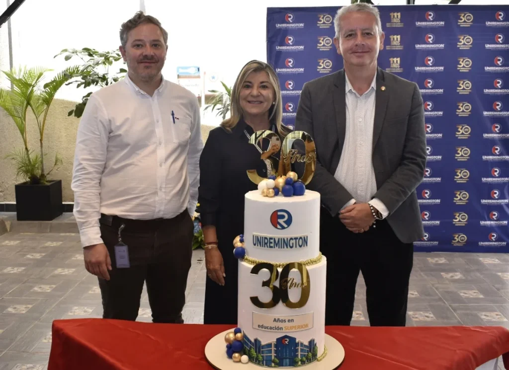Directivos de Uniremington con el pastel de celebración de los 30 años Directivos de Uniremington posan con el pastel conmemorativo de los 30 años de la Institución durante el Uniremington Fest