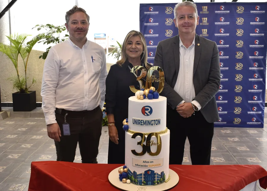 Directivos de Uniremington Medellín durante la celebración de los 30 años