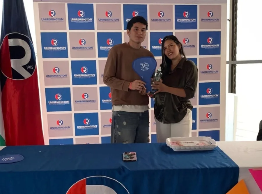 Estudiantes de Uniremington Montería reciben un reconocimiento durante el Uniremington Fest
