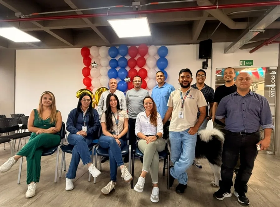 Comunidad educativa de Uniremington Rionegro celebrando el aniversario institucional