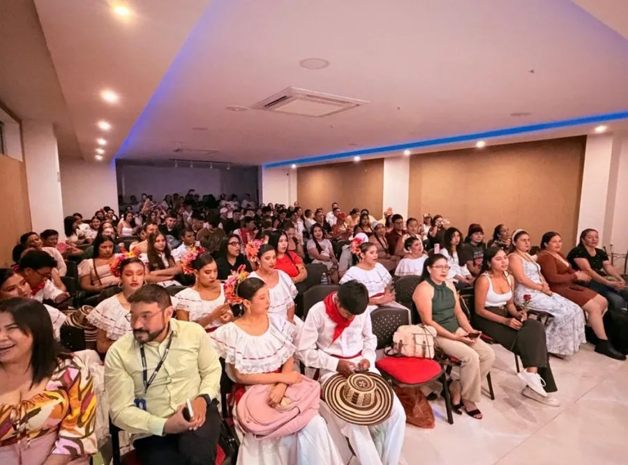 Asistentes con trajes típicos durante la muestra cultural del Uniremington Fest en Yopal