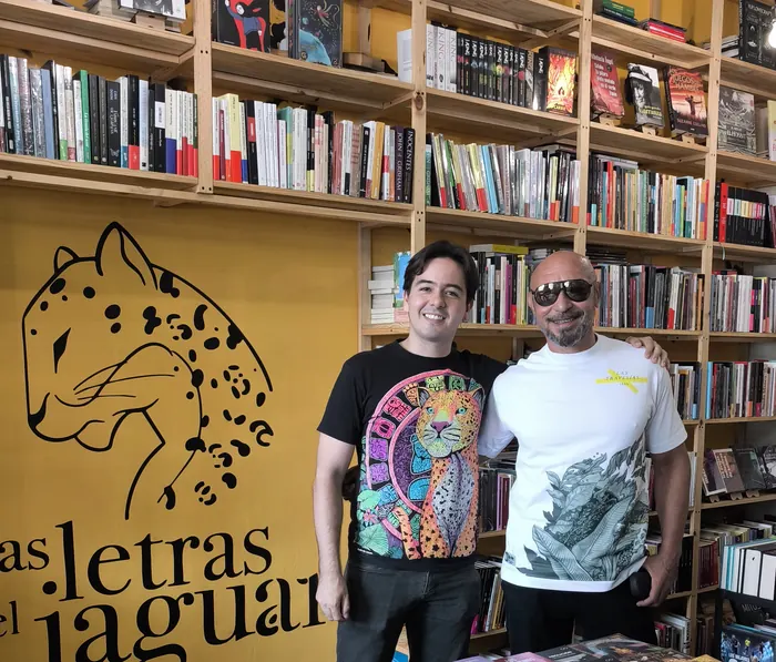 Gilmer Mesa en la Librería Las Letras del Jaguar - Uniremington Gilmer Mesa junto a un asistente en la Librería Las Letras del Jaguar, sede del conversatorio sobre memoria barrial de Medellín organizado por Uniremington